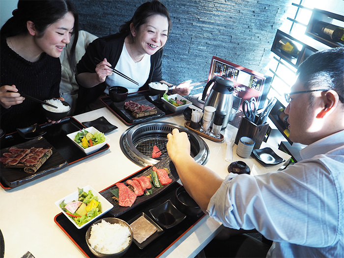 おいしいお肉を前に満面の笑み